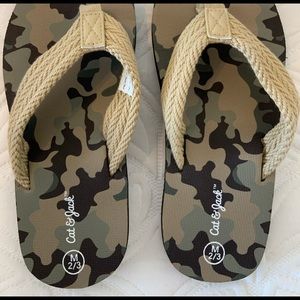 Cat & Jack camo boys flip flops/sandals